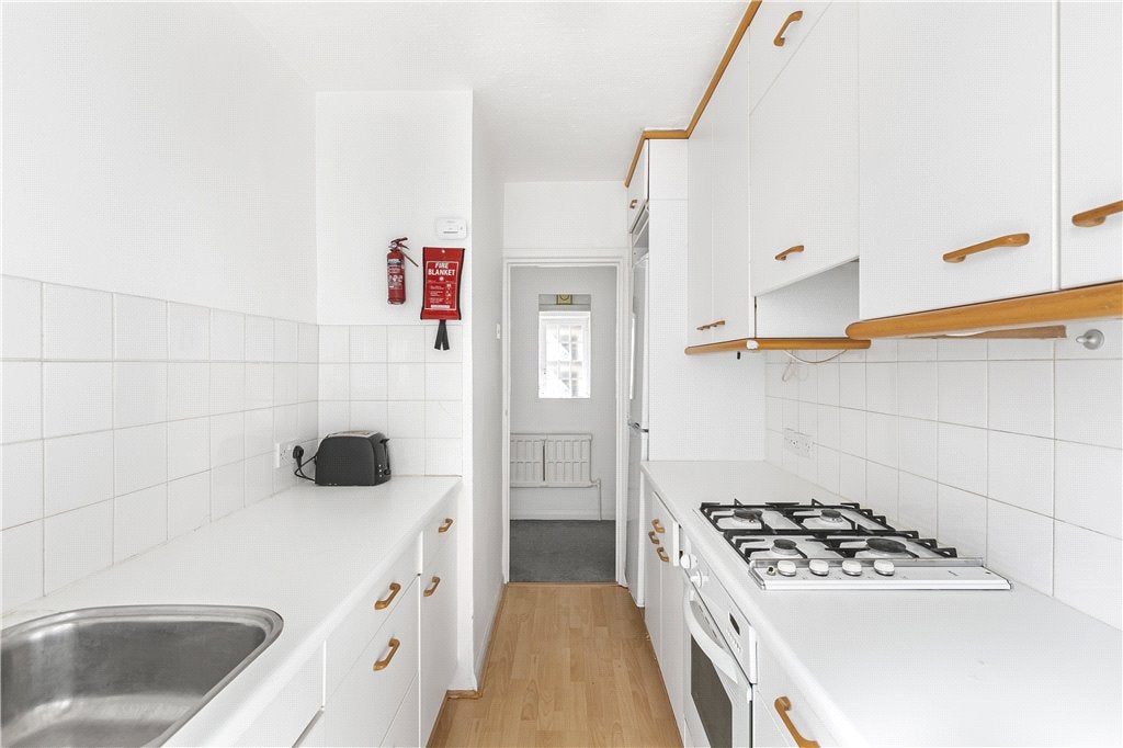 Flat Keswick Road in Greater London