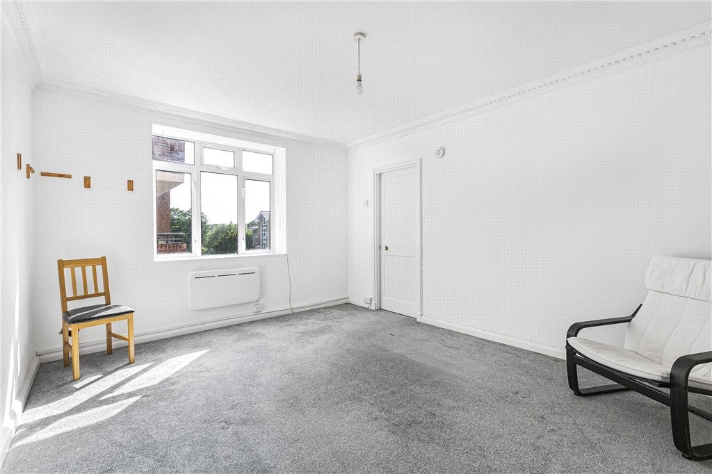 Flat Keswick Road in Greater London