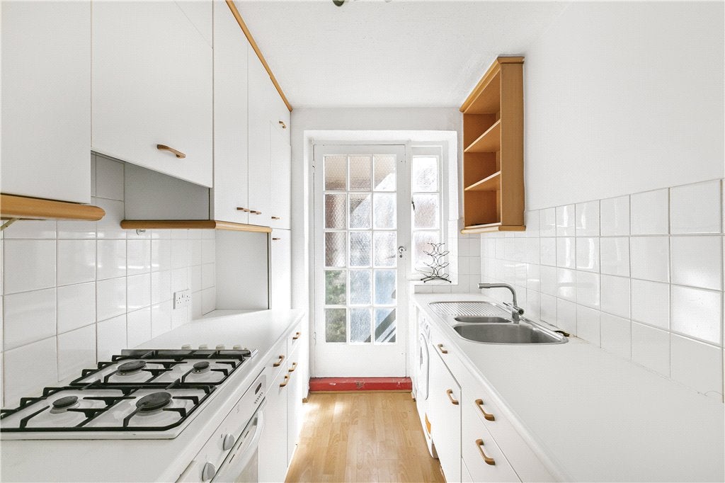 Flat Keswick Road in Greater London
