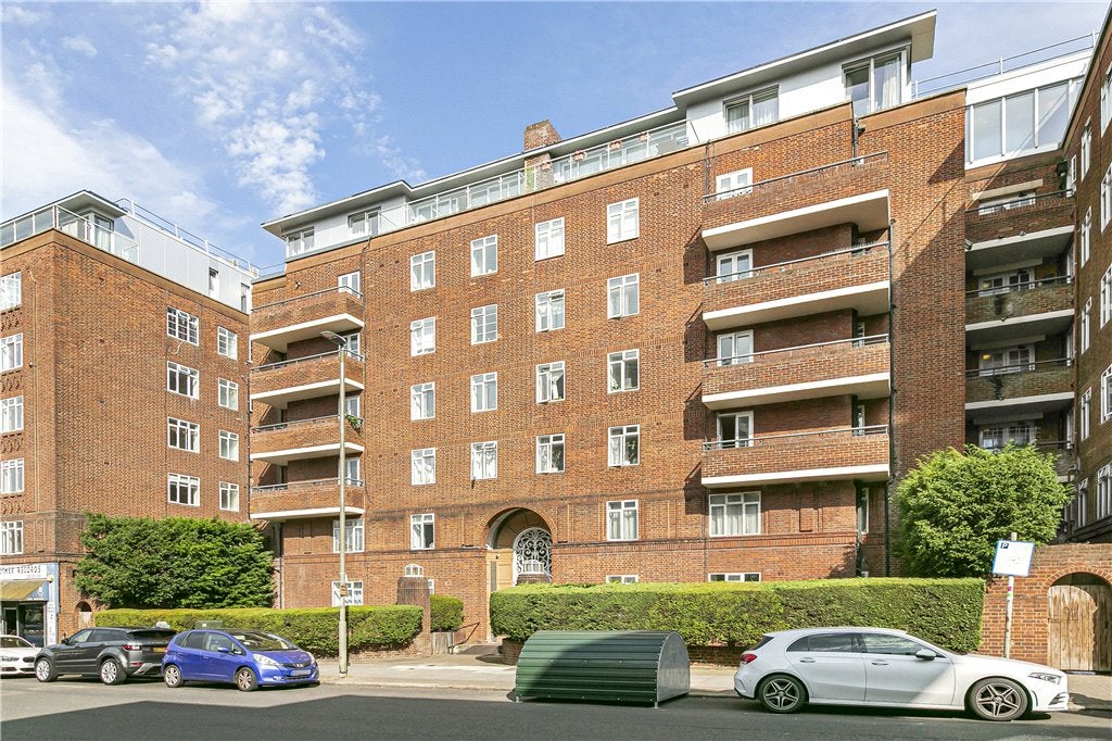 Flat Keswick Road in Greater London