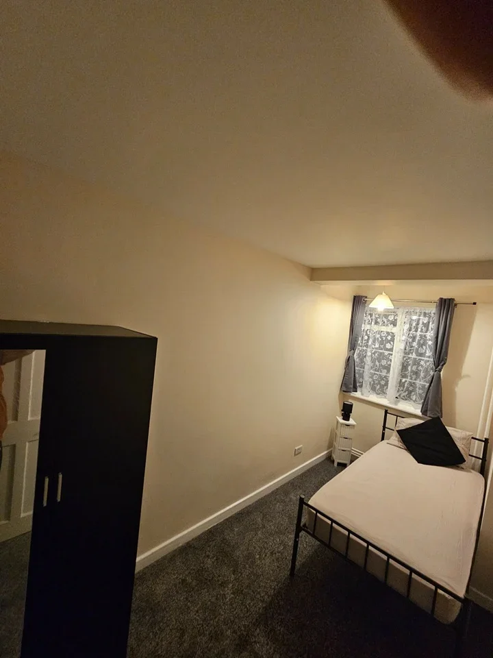 Room Greenhill Way in Greater London
