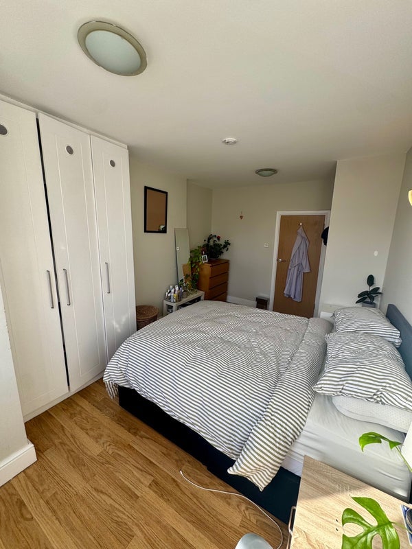 Room Harberson Road in Greater London