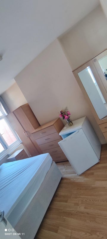 Room Harlesden Road in Greater London