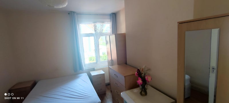 Room Harlesden Road in Greater London