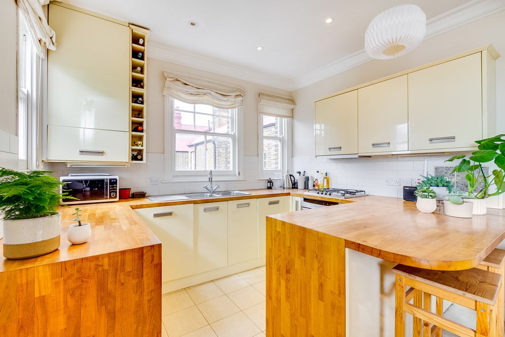 Flat Prince of Wales Drive in Greater London