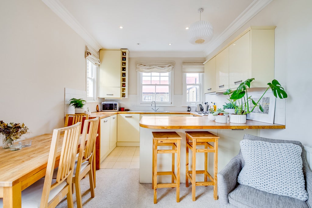 Flat Prince of Wales Drive in Greater London
