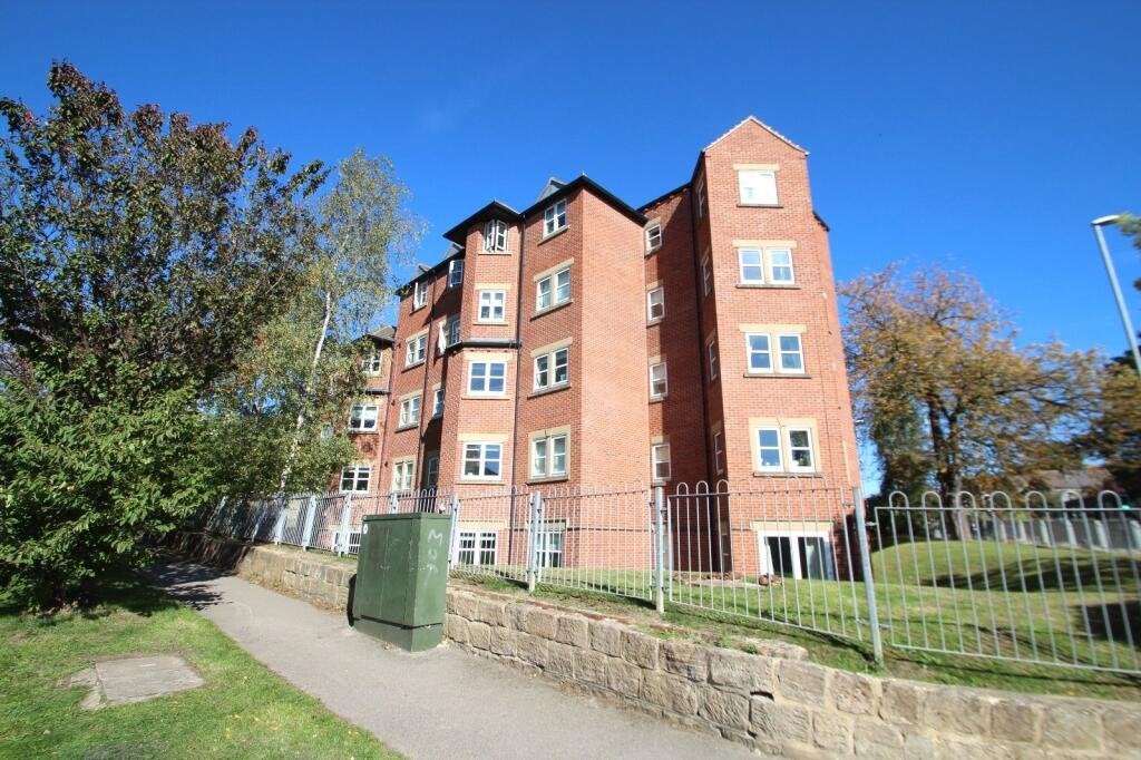 Flat Harrogate Road in Leeds