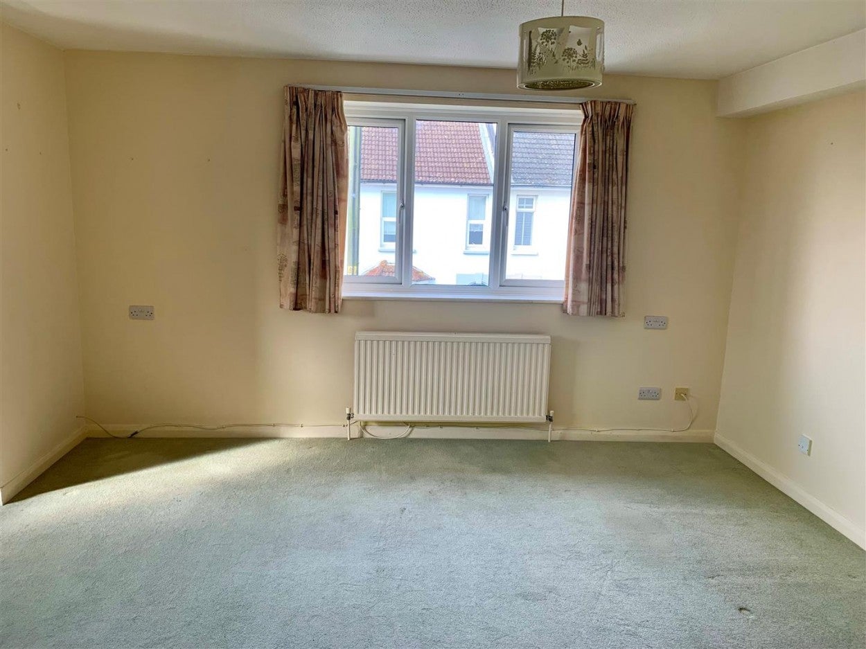 Flat Gloucester Road in Arun