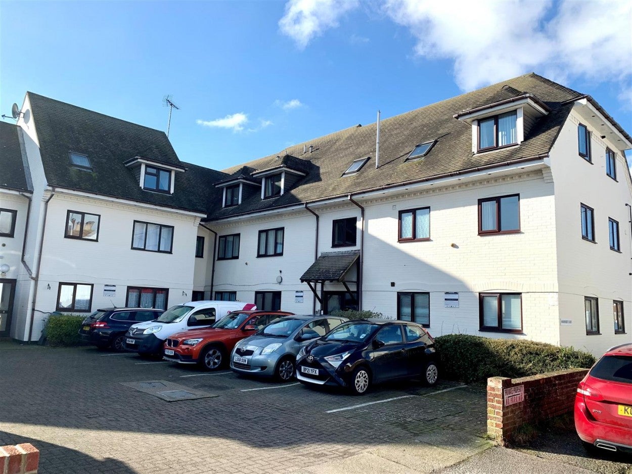 Flat Gloucester Road in Arun