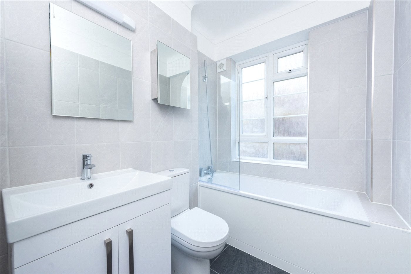 Flat Oakhill Road in Greater London