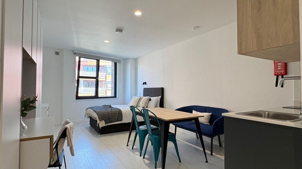 Flat Commercial Road in Greater London