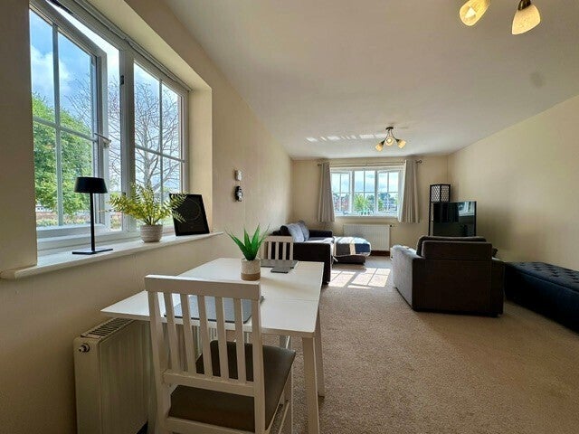 Flat Marine Approach in Northwich