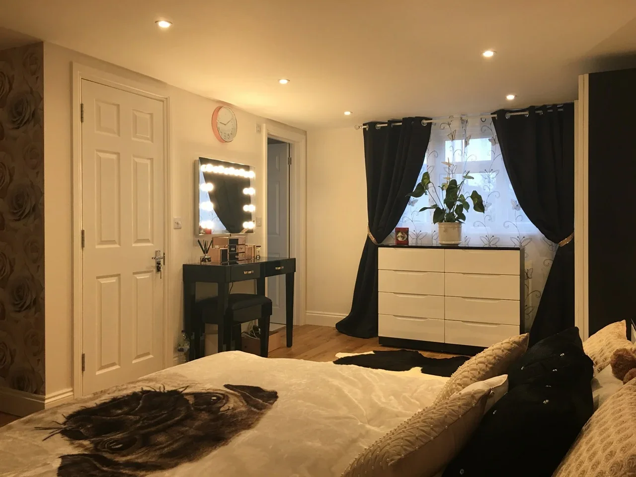 Room Springvale Avenue in Greater London