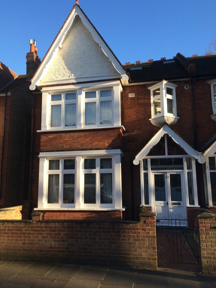 Flat Craven Avenue in Greater London
