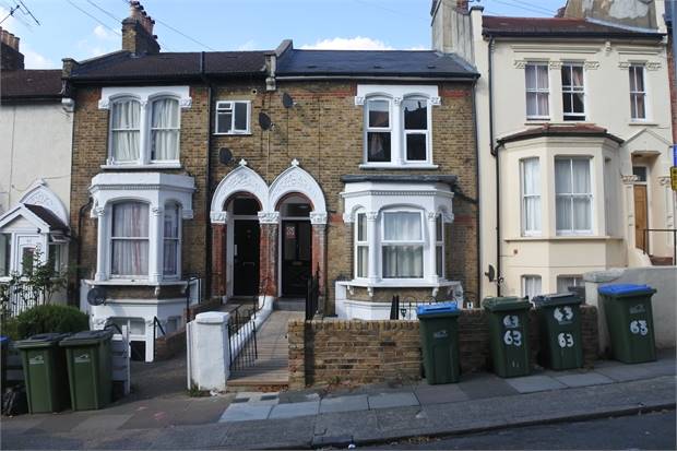 Flat Ripon Road in Greater London