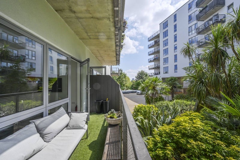 Room Wick Lane in Greater London