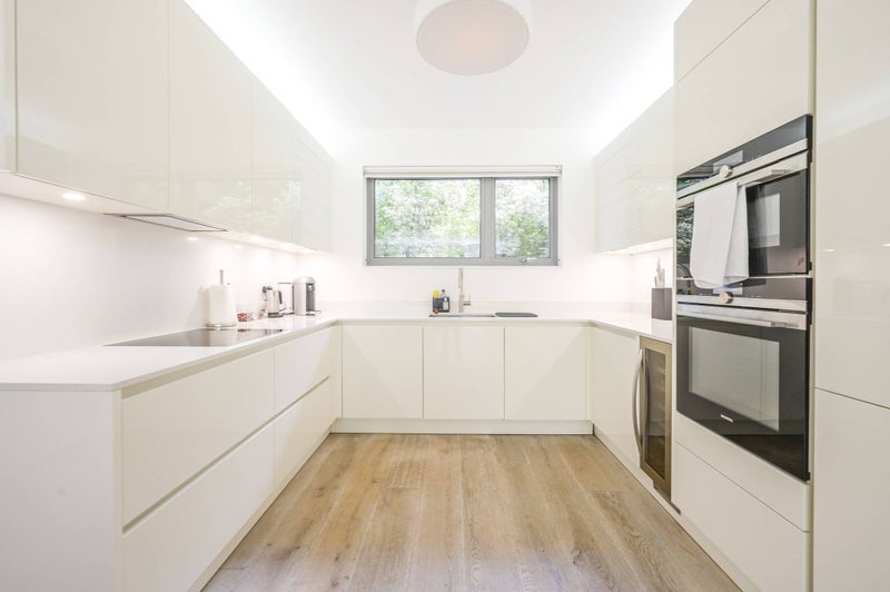 Room Wick Lane in Greater London