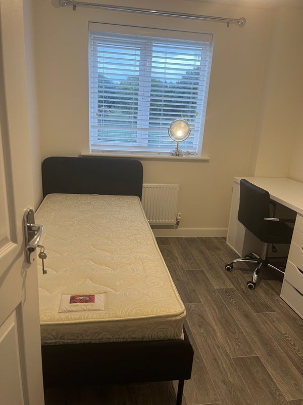 Room Centenary Way in Newport