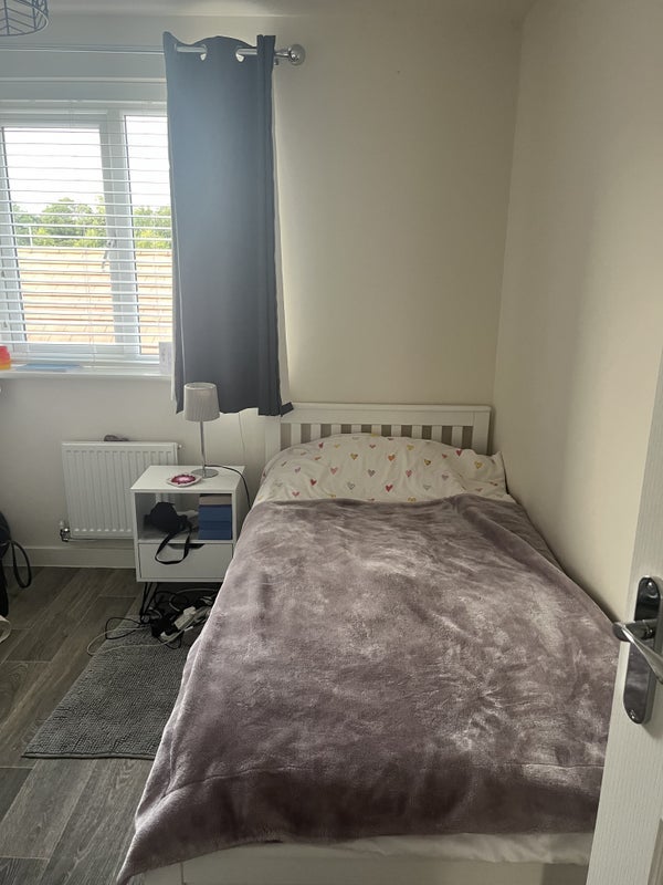 Room Centenary Way in Newport