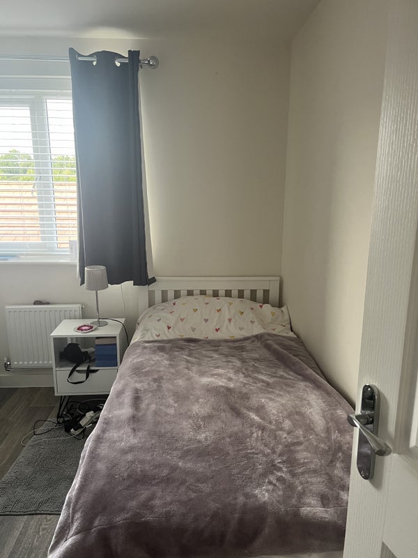 Room Centenary Way in Newport