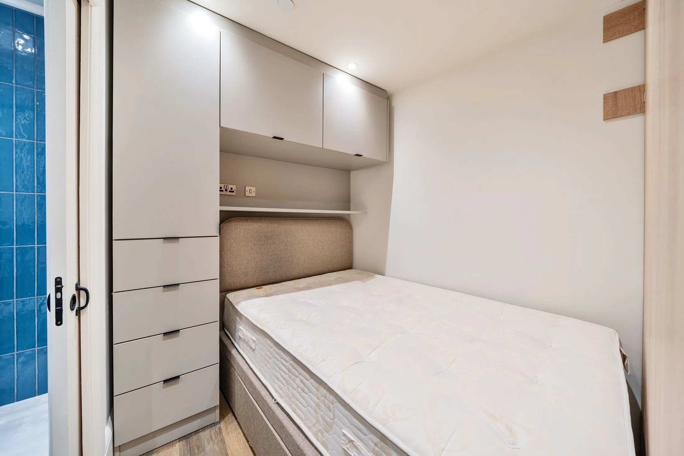 Flat Shakespeare Road in Greater London