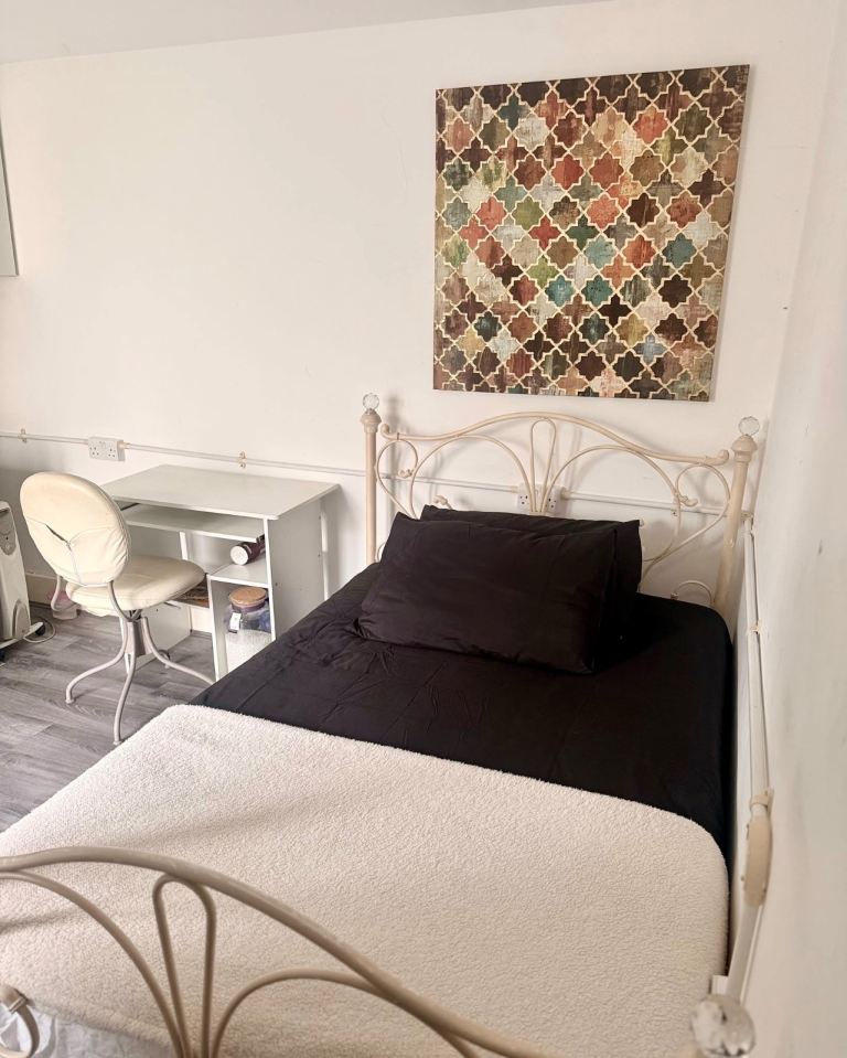 Room Trelawney Road in Greater London