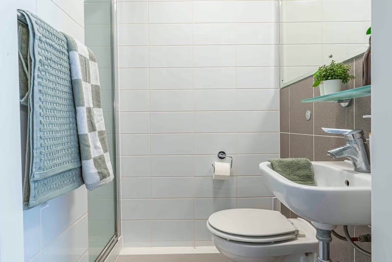 Room Empire Way in Greater London