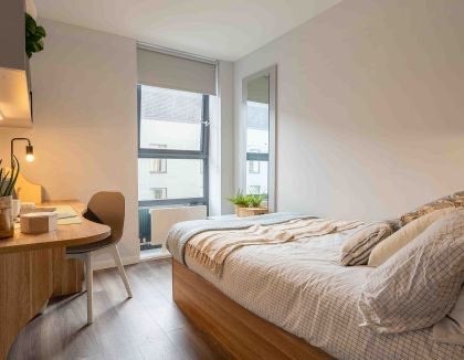 Room Empire Way in Greater London