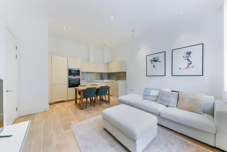 Flat Bridle Mews in Greater London