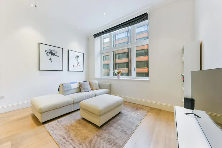 Flat Bridle Mews in Greater London