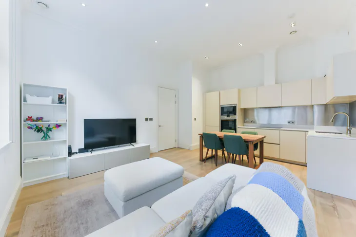 Flat Bridle Mews in Greater London