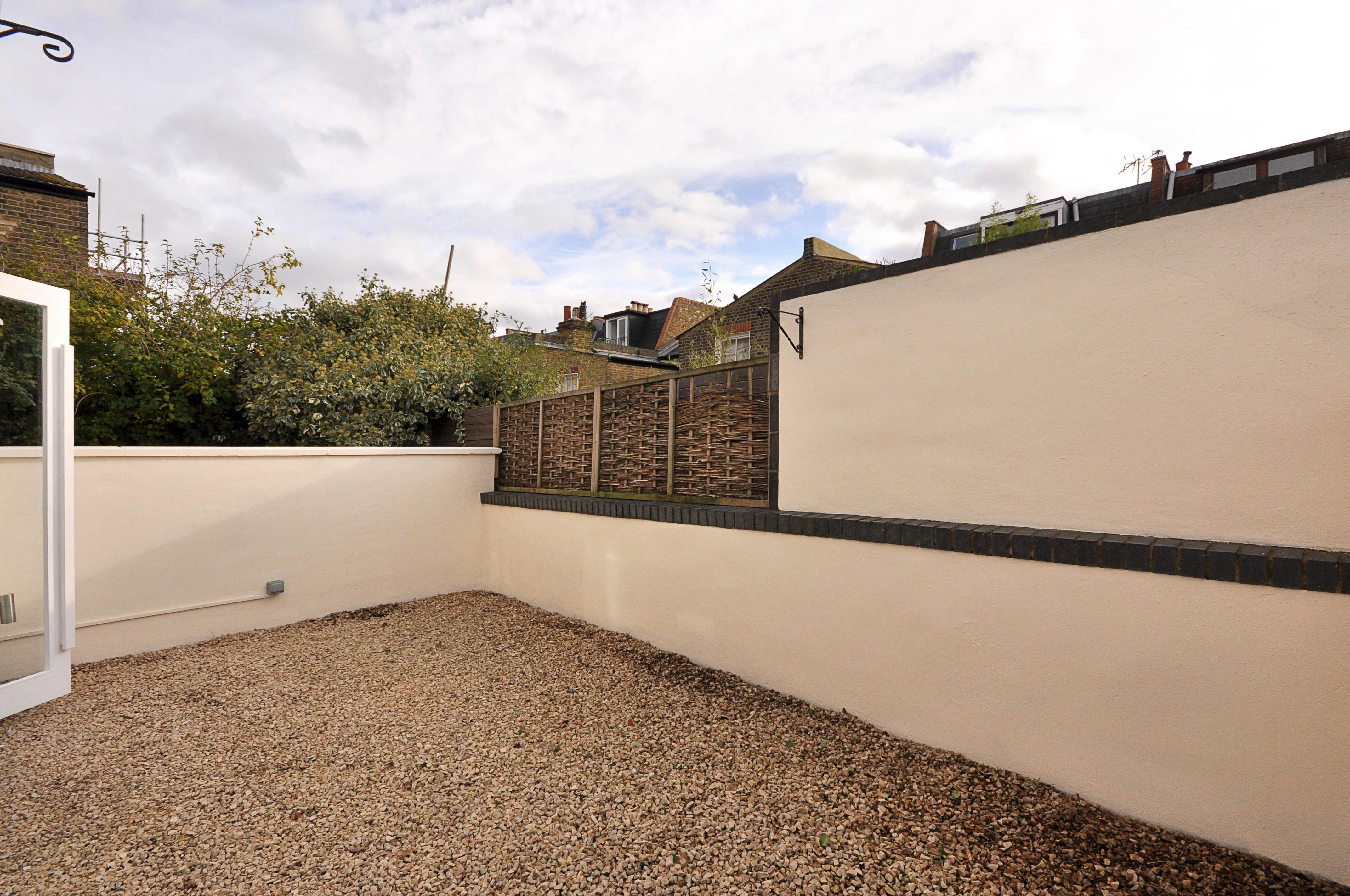 Flat Wardo Avenue in Greater London