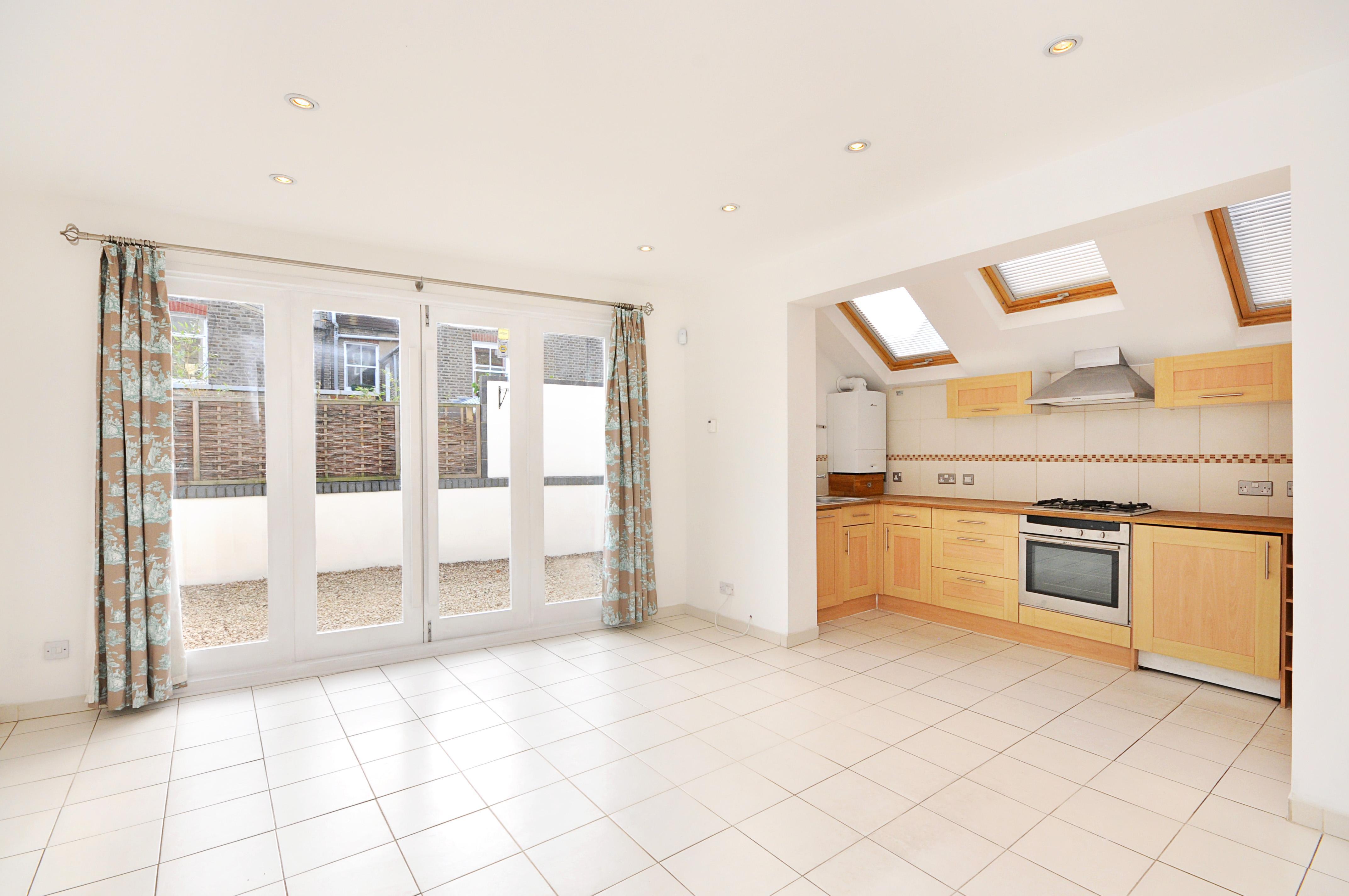 Flat Wardo Avenue in Greater London