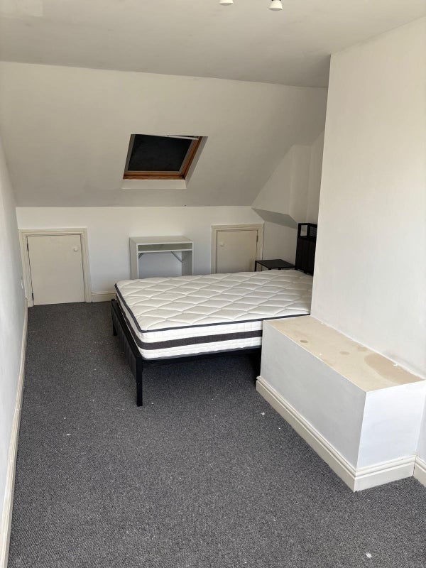 Room Livingstone Road in Greater London