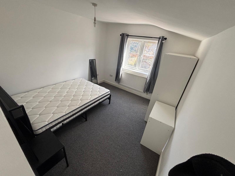 Room Livingstone Road in Greater London