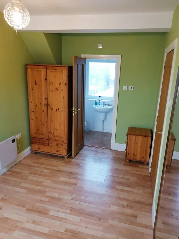 Room Totteridge Road in High Wycombe