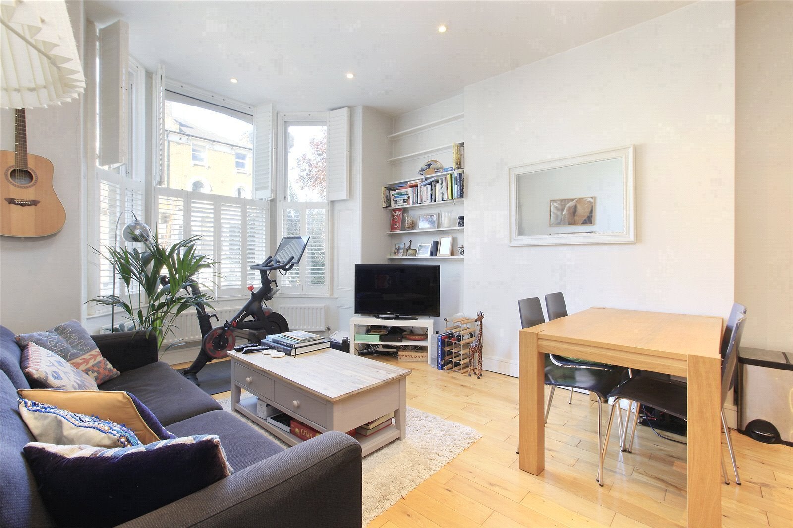 Flat Gauden Road in Greater London