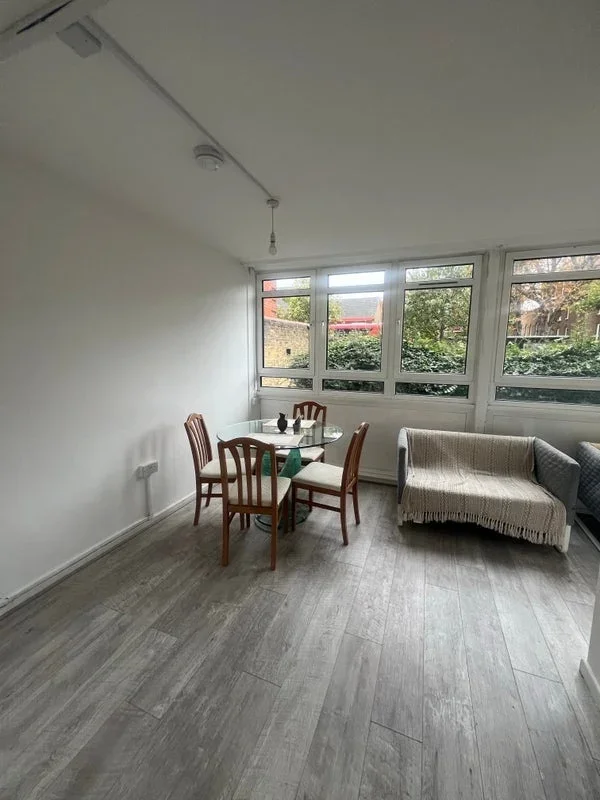 Flat Voltaire Road in London