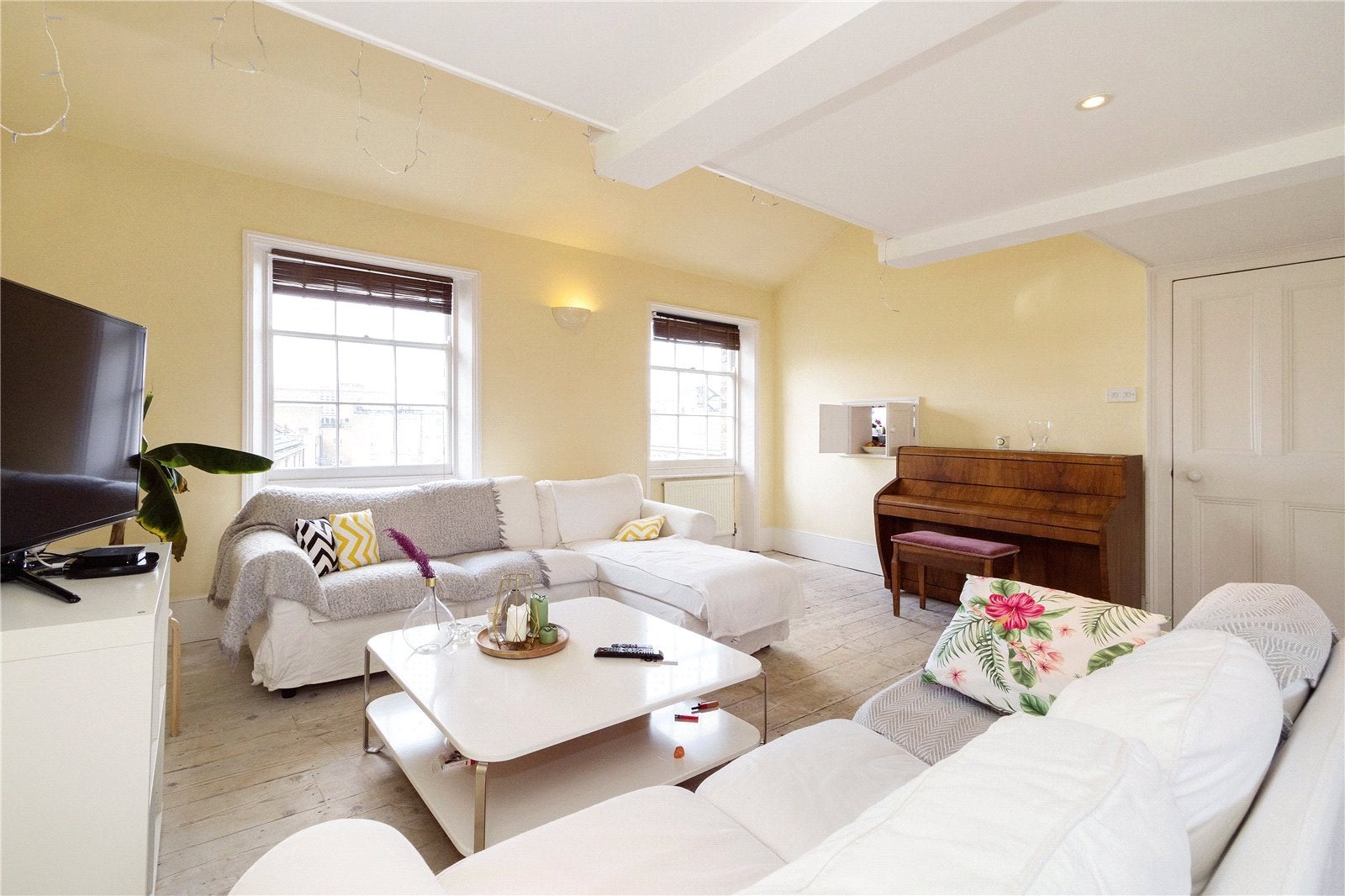 Flat Swan Street in Greater London