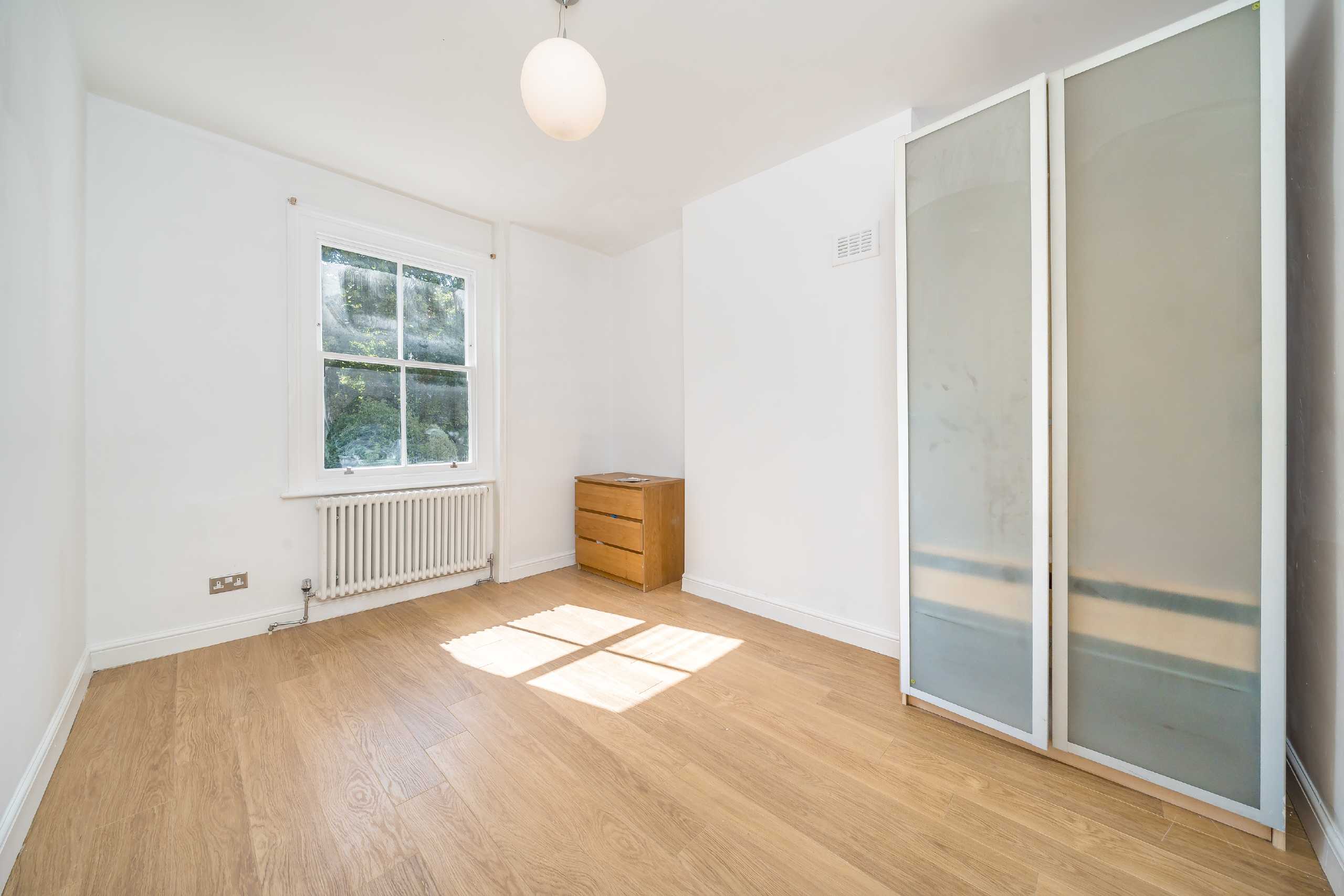 Flat Knollys Road in Greater London
