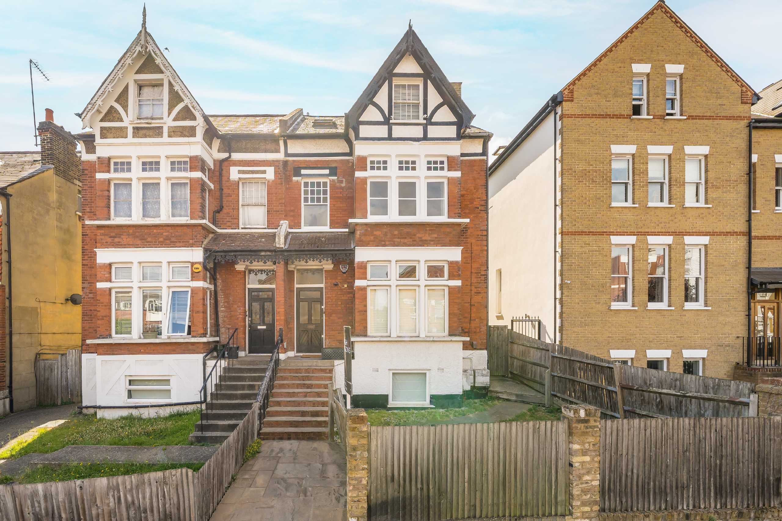 Flat Knollys Road in Greater London