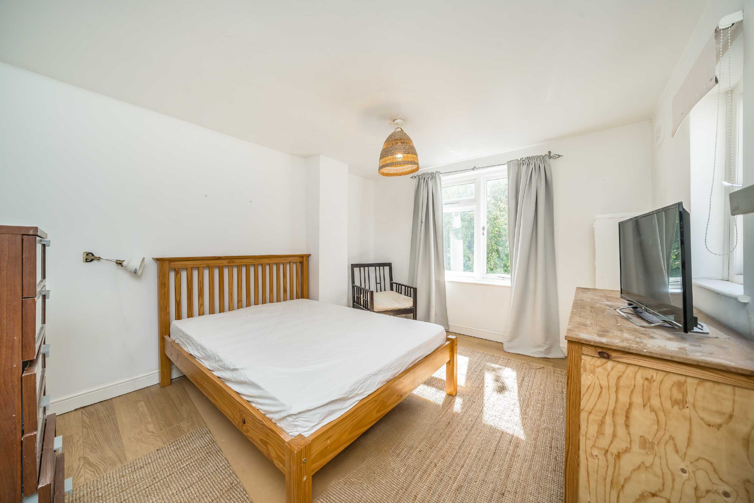 Flat Knollys Road in Greater London