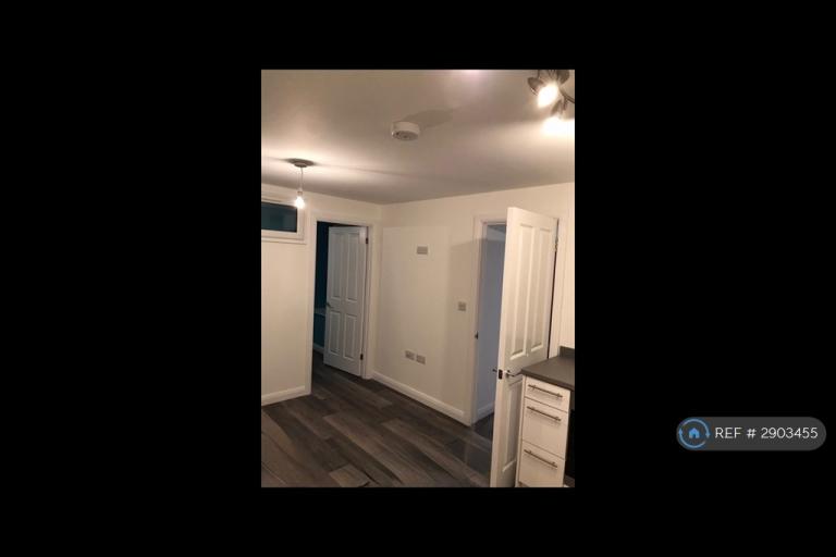 Flat Alfriston Road in Surrey Heath