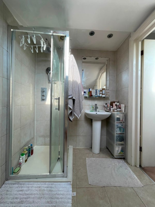 Room Queenstown Road in Greater London