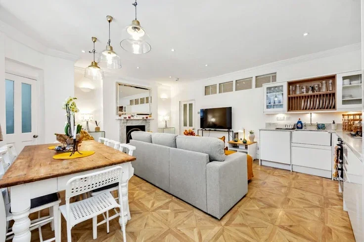 Flat Challoner Crescent in Greater London