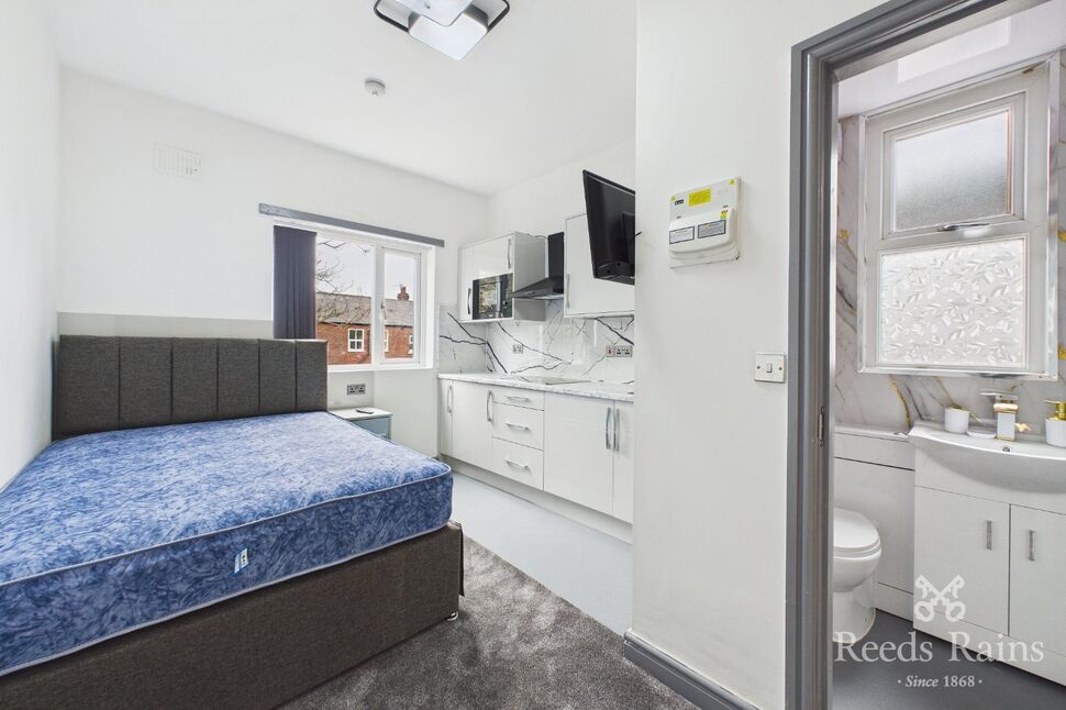Room Kennerley Road in Bramhall