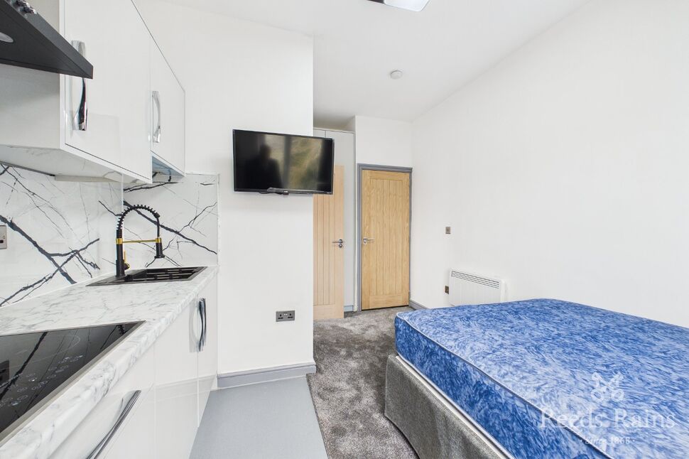Room Kennerley Road in Bramhall