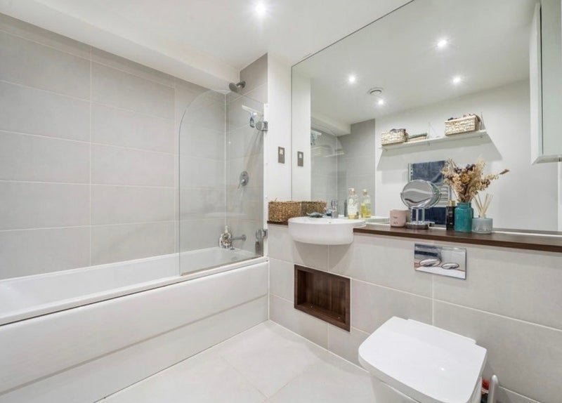 Room Carlton Grove in Greater London