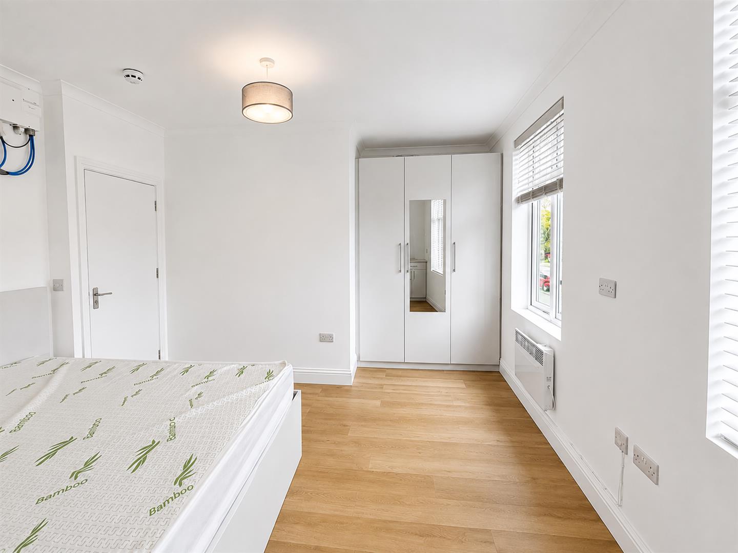 Room Bath Road in Greater London