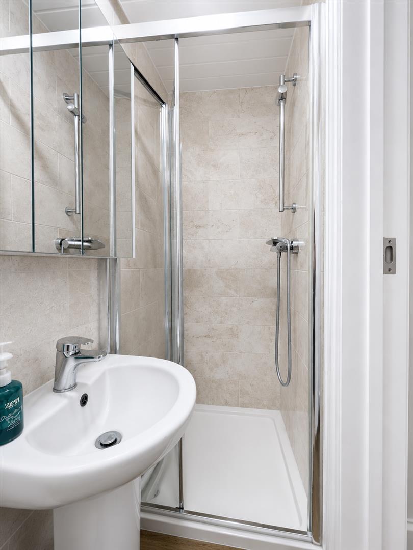 Room Bath Road in Greater London